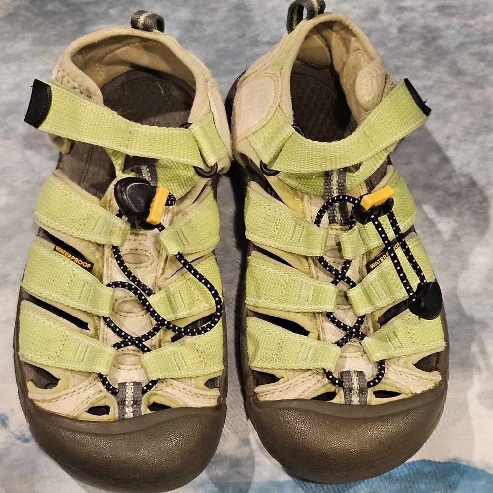 KEEN‎ Kids Size 3 Waterproof Sport Sandals Closed Toe Hiking Trail Shoes Green